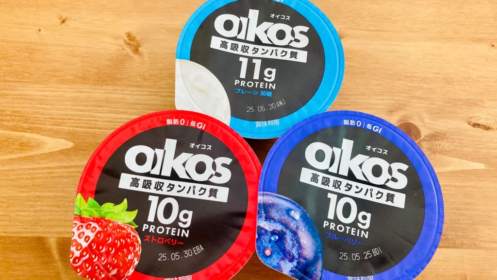 木製のテーブルに置かれたオイコスヨーグルト