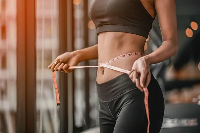 ダウエスト測定をしている、スポーツウェアの女性