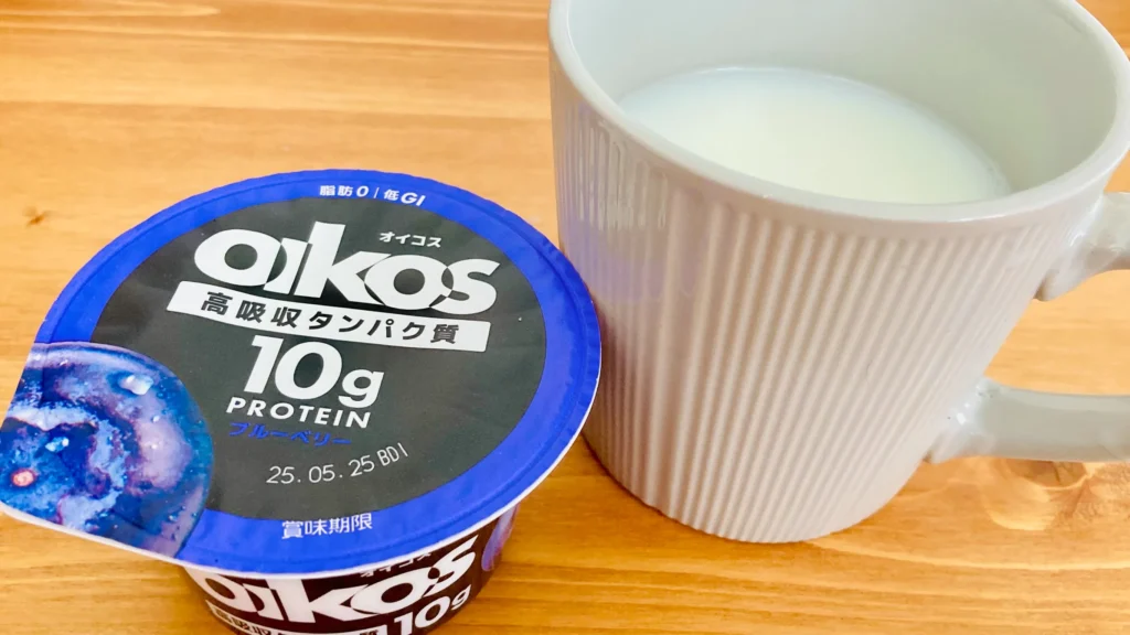 オイコスとホットミルクで夜食を摂って空腹対策