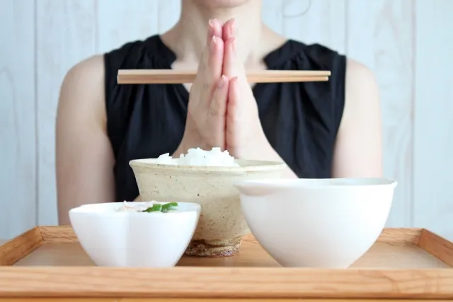 食べ順ダイエットで和定食を食べようとしている女性